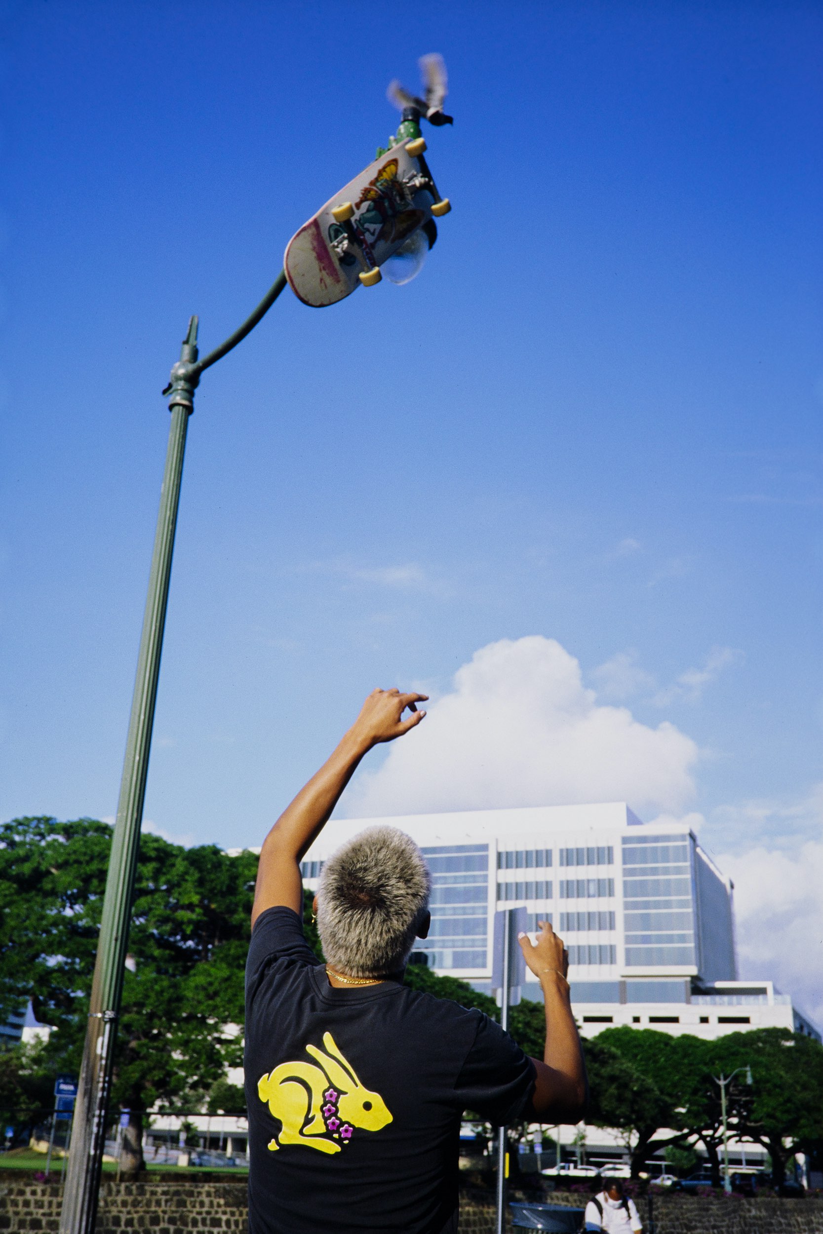 Evan Mock et sa planche de skate - RVCA