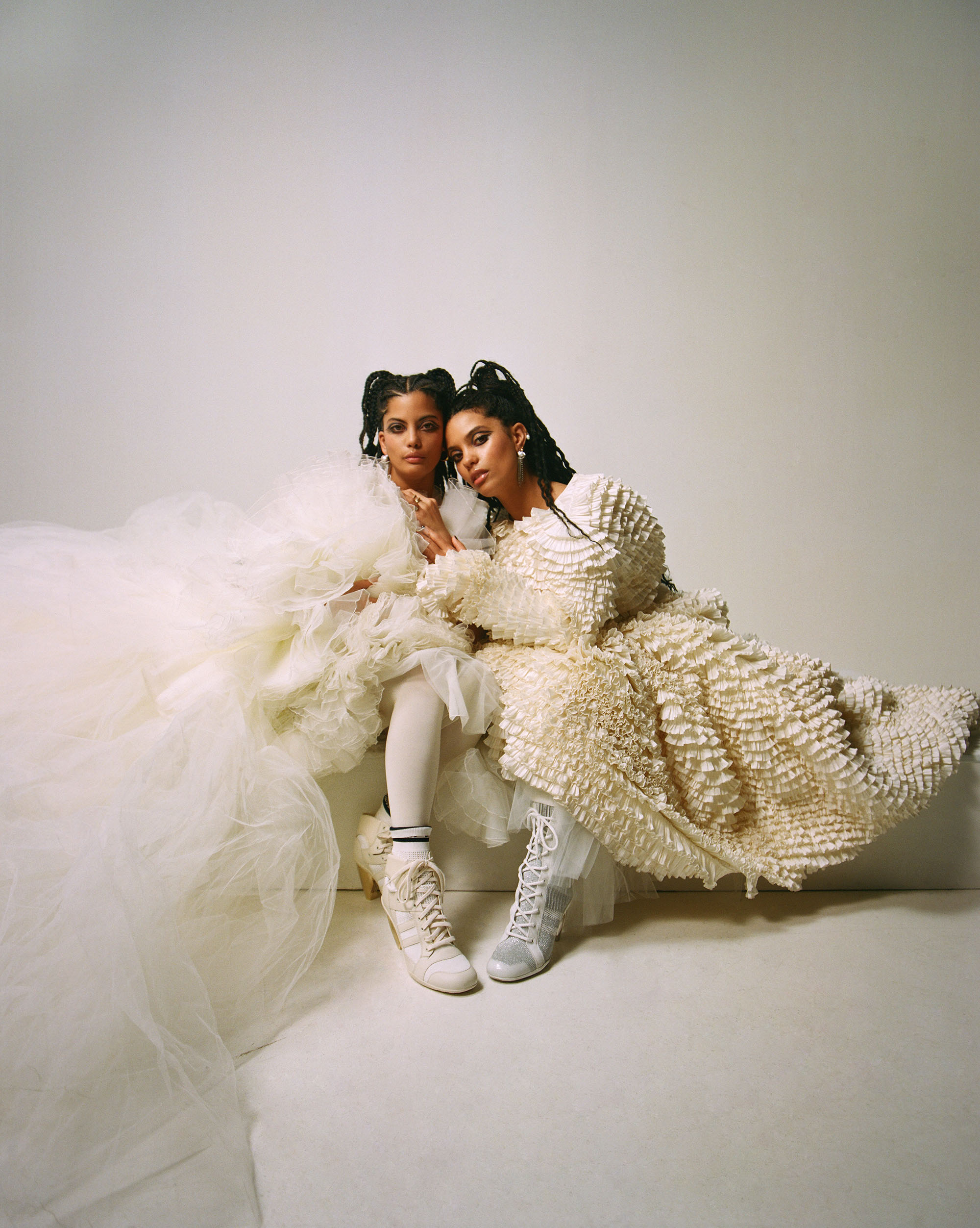 IBEYI-en-robe-Giambattista-Valli-Couture-Nylon-France