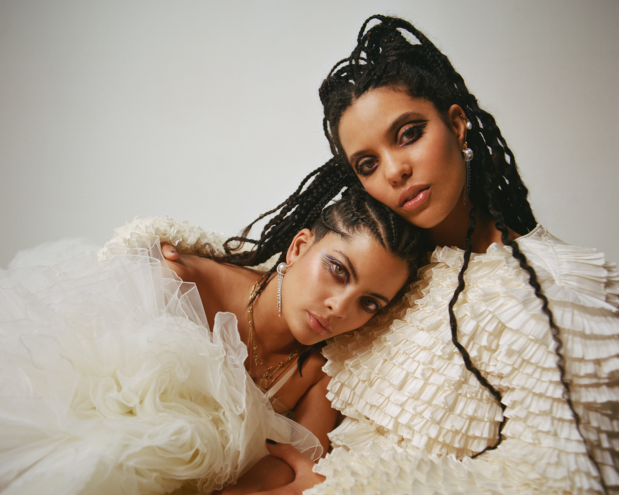 IBEYI-en-robe-Giambattista-Valli-Couture-Nylon-France