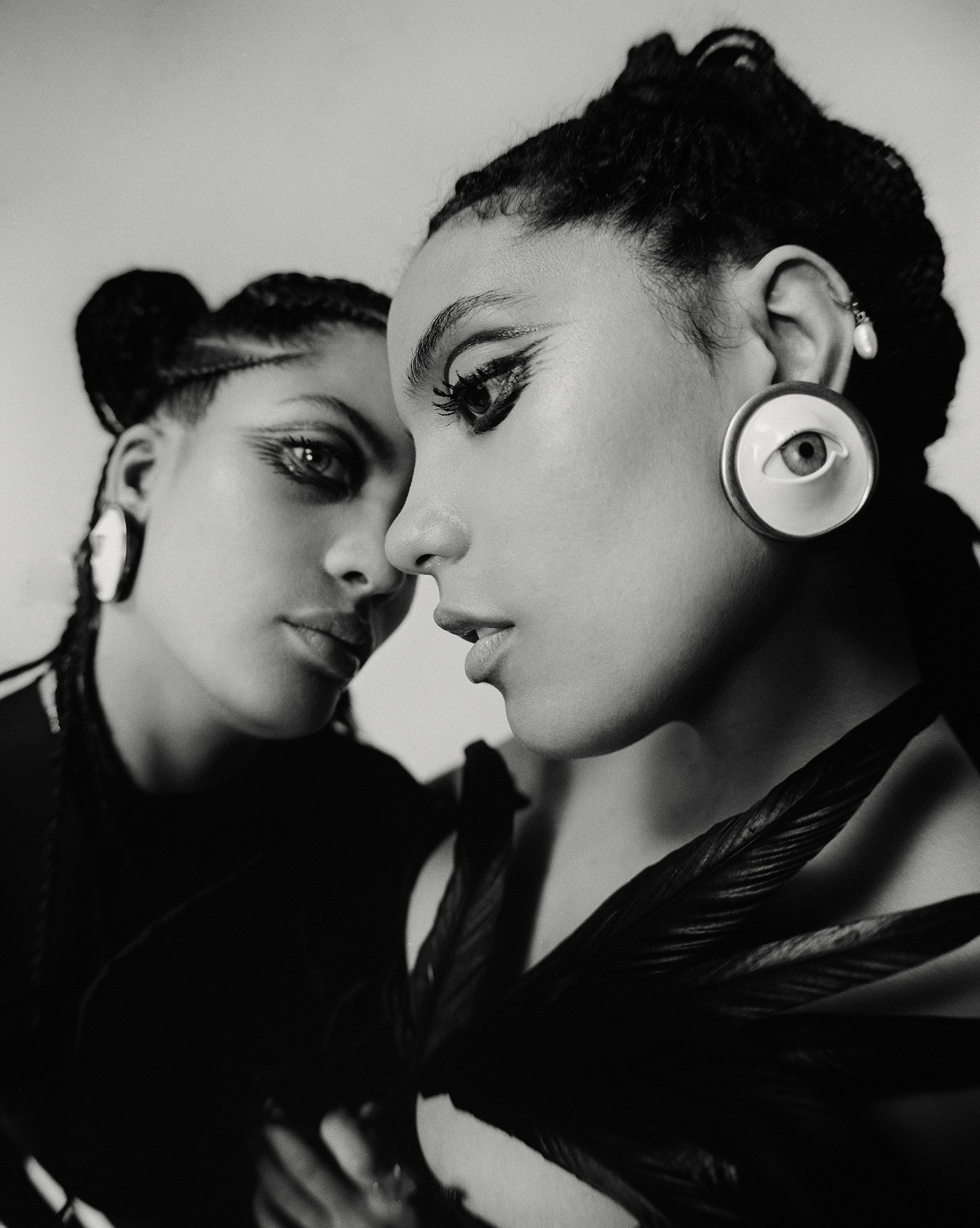 IBEYI-en-boucle-d'oreille-Schiaparelli-Nylon-France