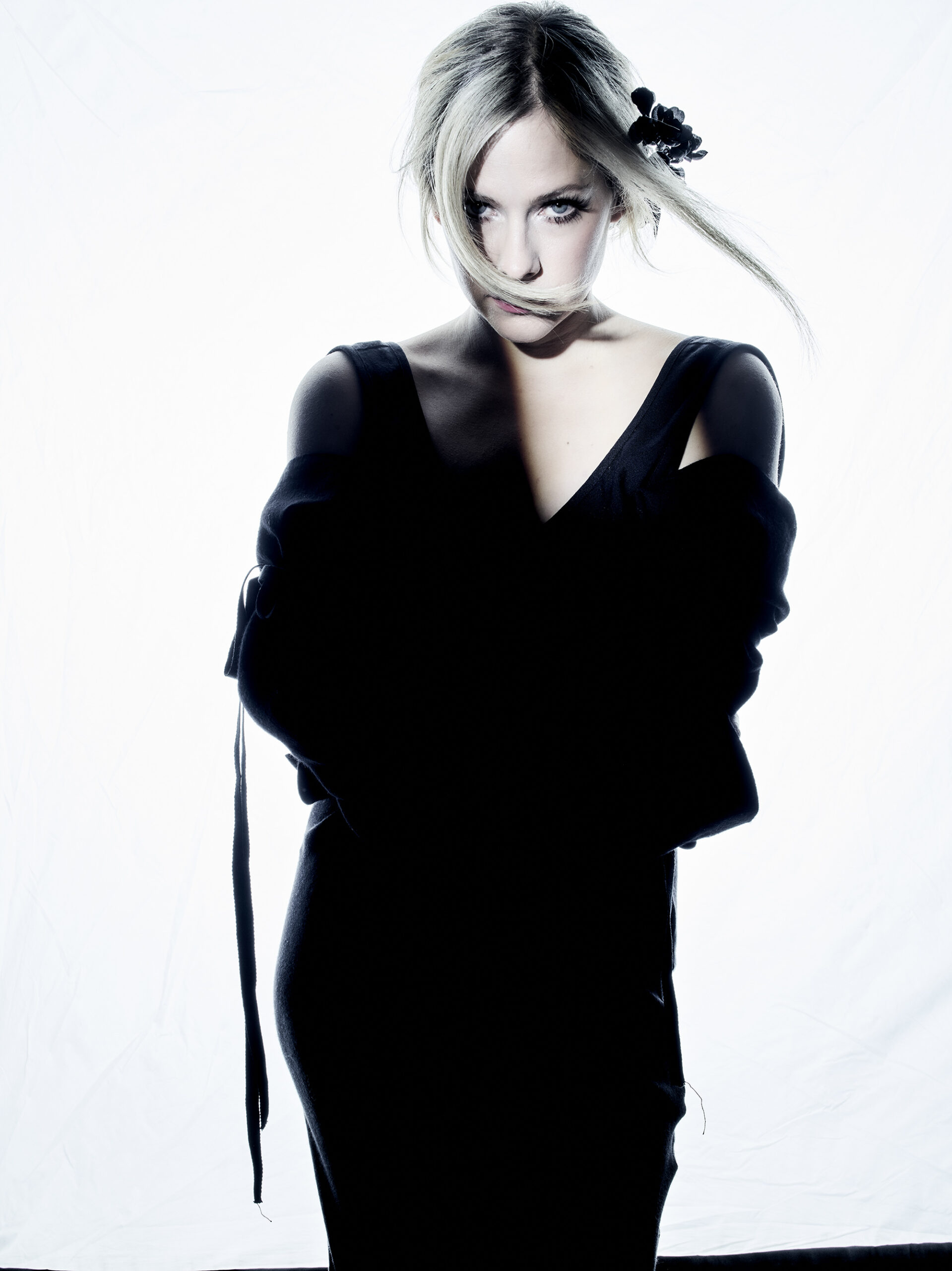 Avril-Lavigne-en-robe-Ann-Demeulemeester-Nylon-France