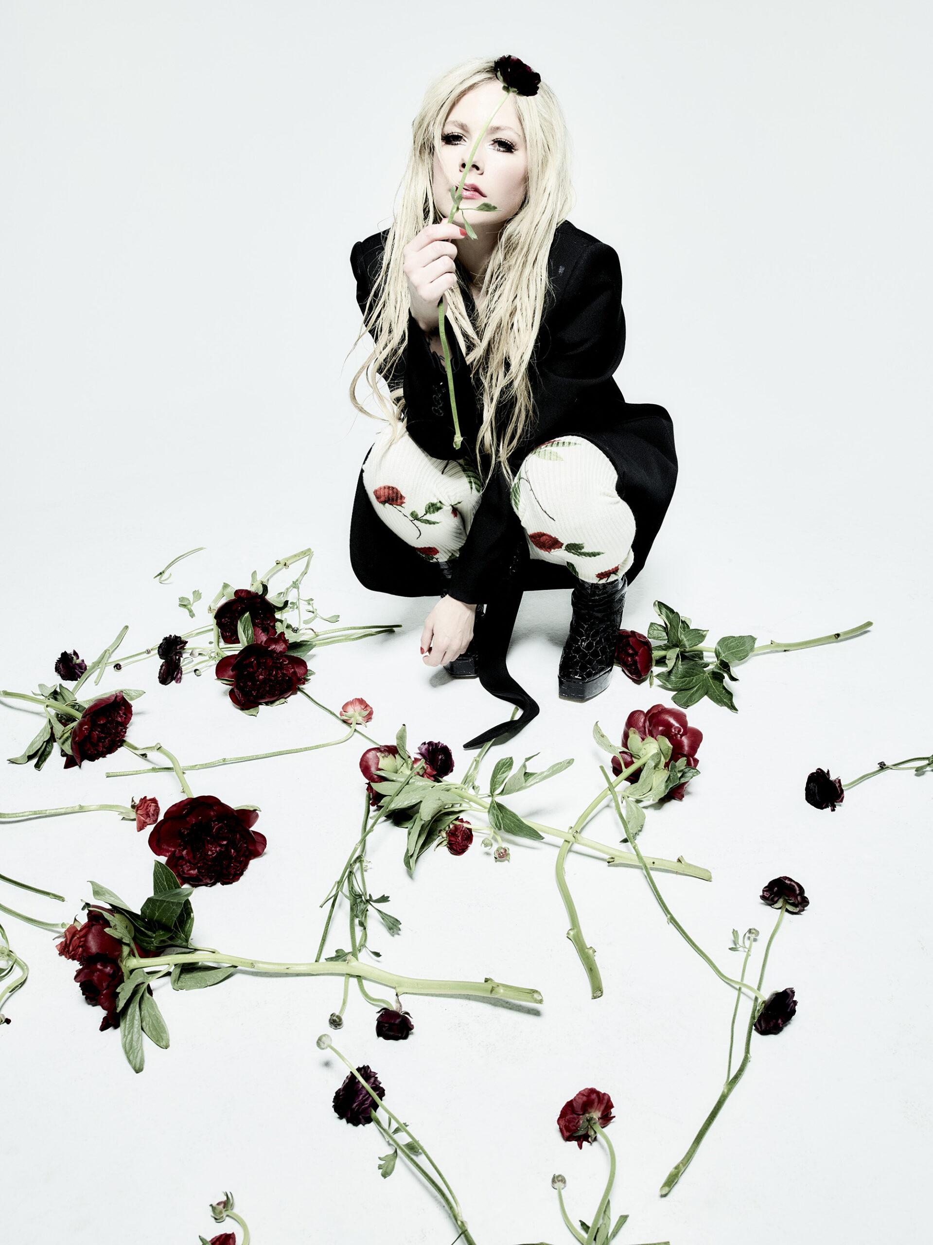 Avril-Lavigne-en-veste-AMI-Paris-leggings-Undercover-Nylon-France
