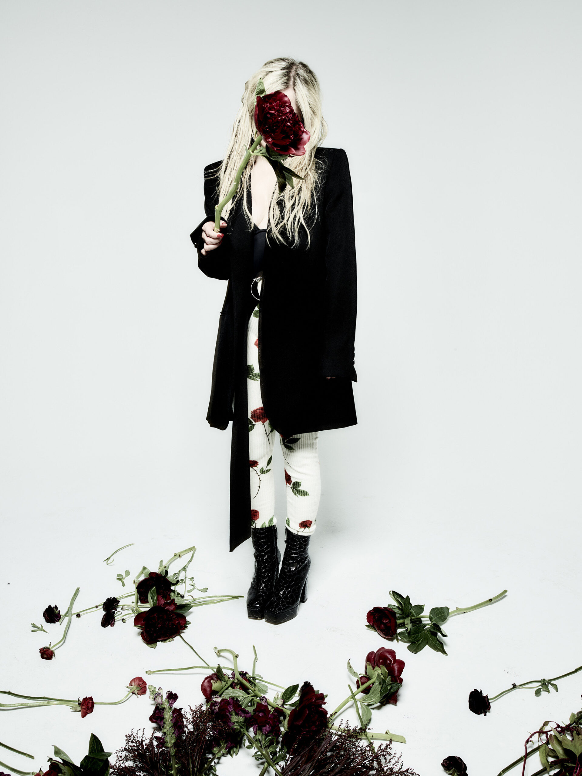 Avril-Lavigne-en-veste-AMI-Paris-leggings-Undercover-Nylon-France
