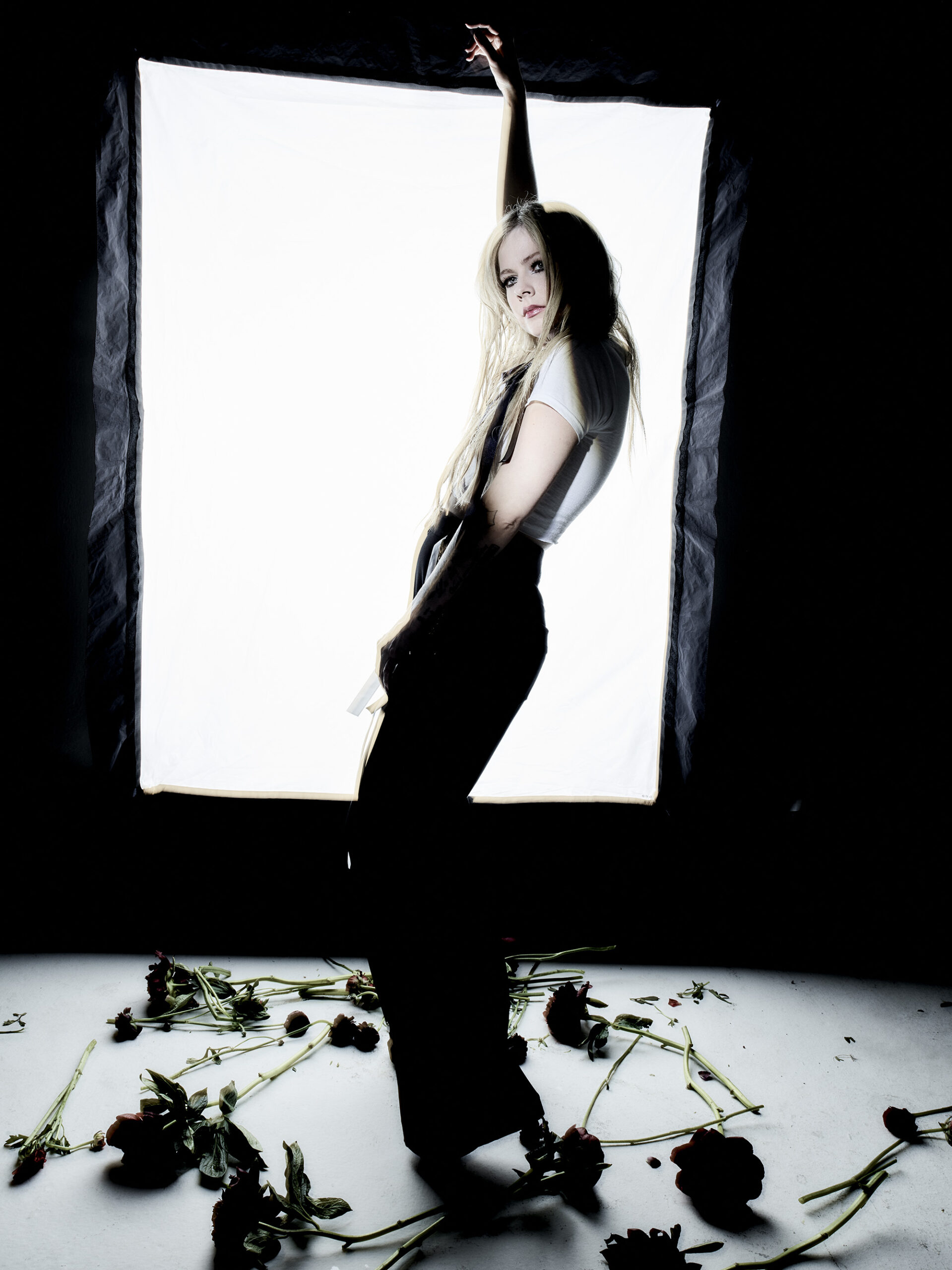 Avril-Lavigne-en-pantalon-GANNI-bottes-Giuseppe-Zanotti-Nylon-France