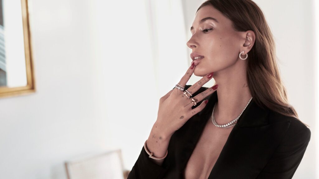 Les bijoux de Hailey Bieber, leur point commun : un T !