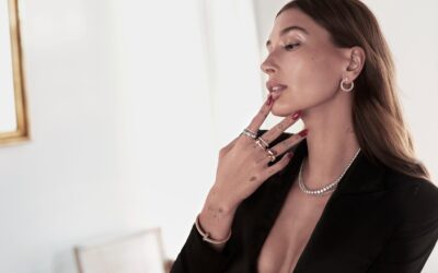 Les bijoux de Hailey Bieber, leur point commun : un T !
