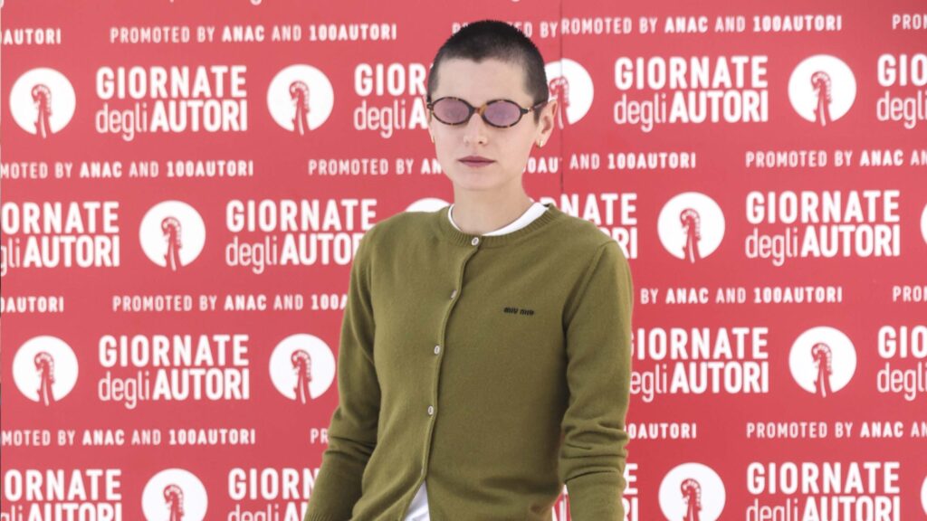 No pants, Emma Corrin did it !