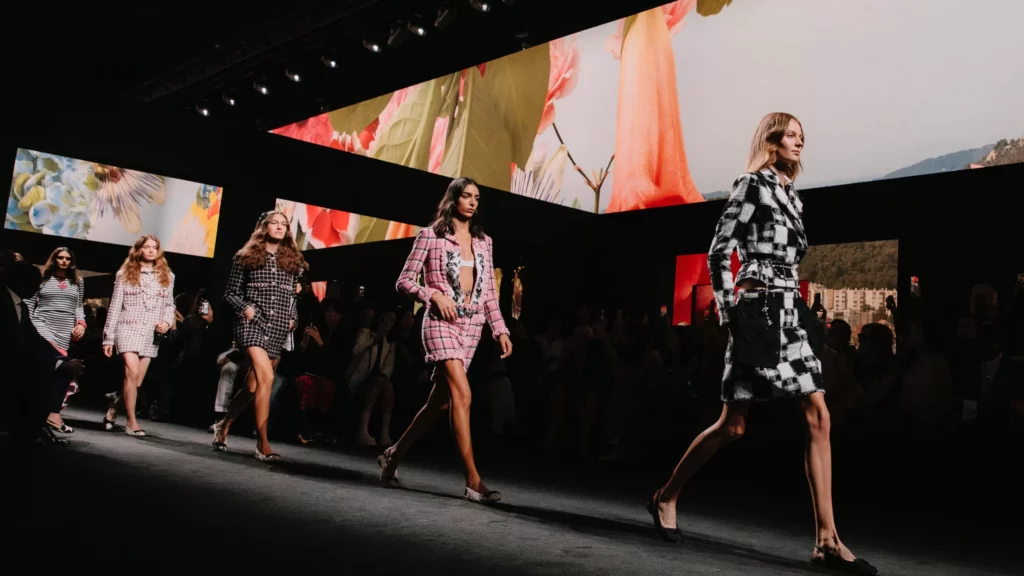 Chanel : Par où est la plage ?