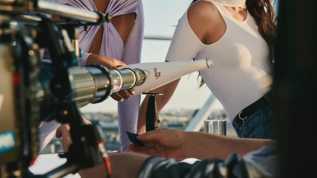 Coperni x Evian: leur bottle reveal te met des étoiles plein les yeux !