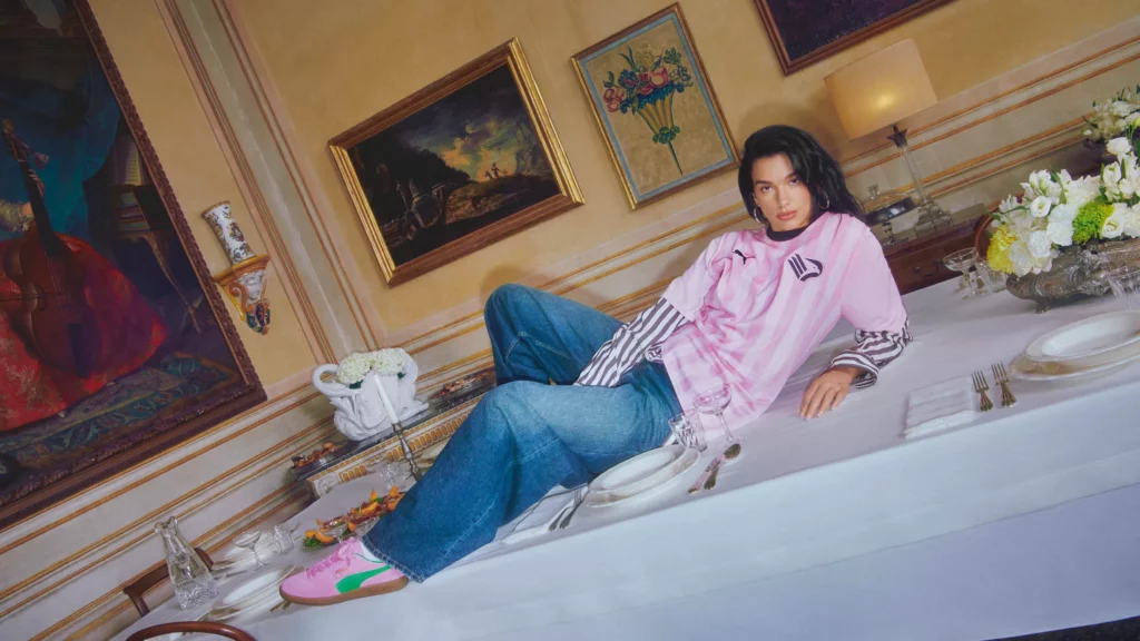 Puma : Dua Lipa t’invite pour un dîner en tête à tête avec la Palermo !