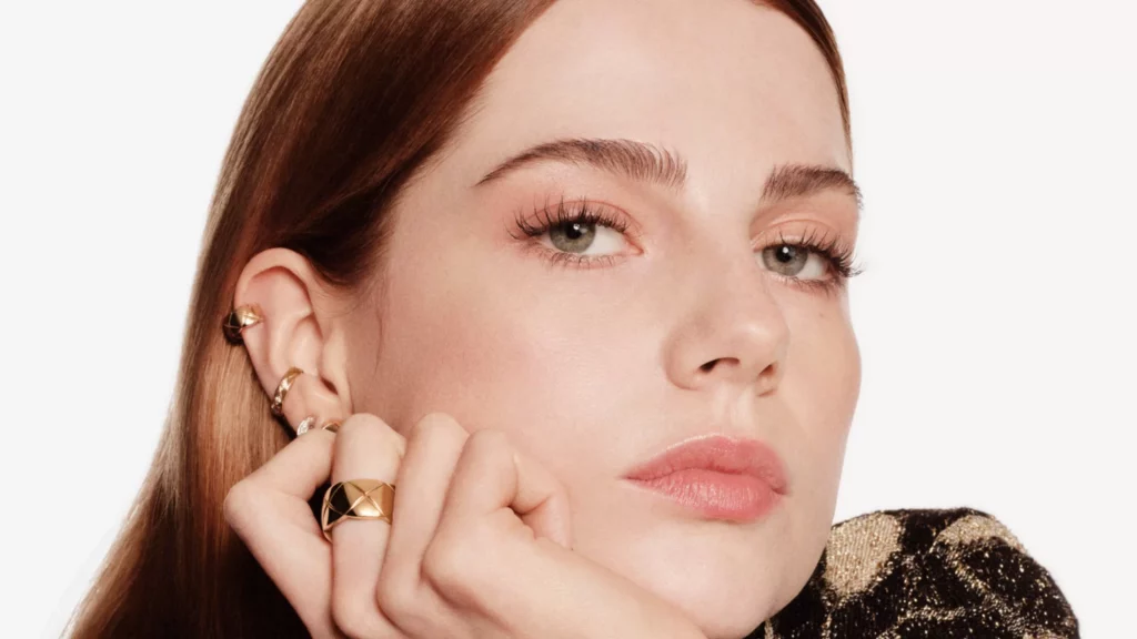 CHANEL : l’actrice Lucy Boynton rejoint la campagne COCO CRUSH 2024 !