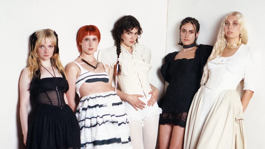 Rencontre avec The Last Dinner Party, ton nouveau groupe préféré