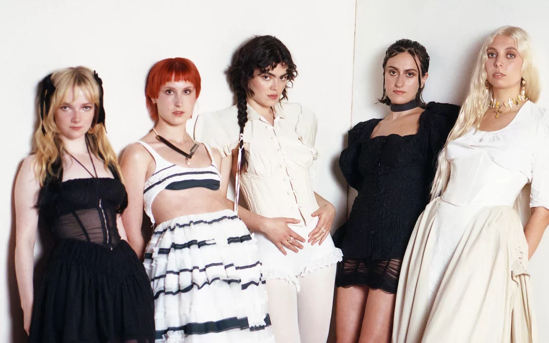 Rencontre avec The Last Dinner Party, ton nouveau groupe préféré