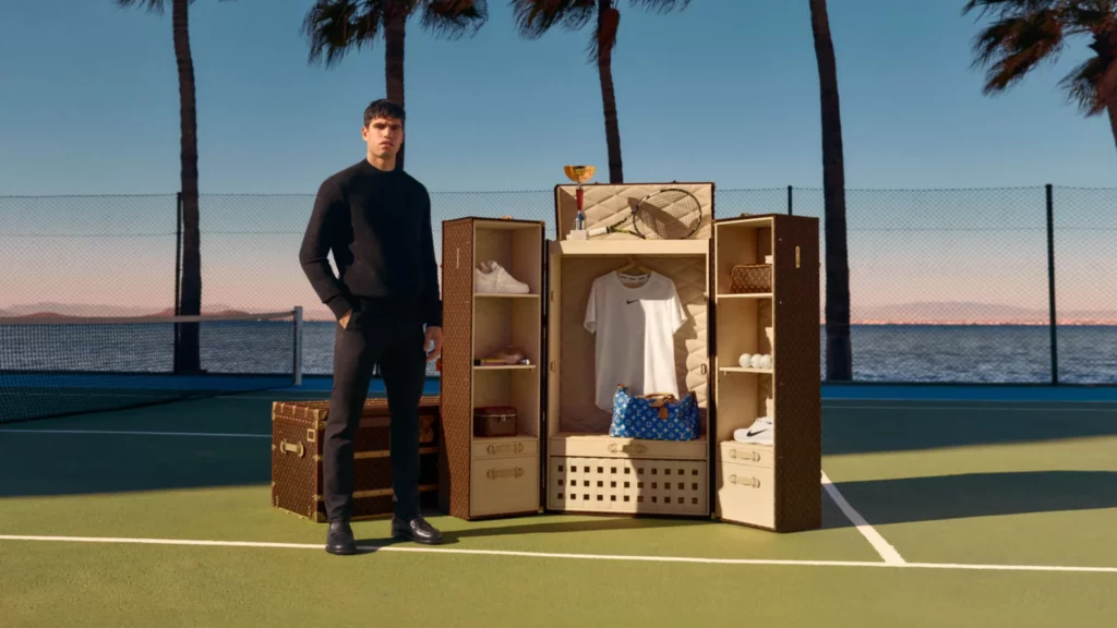 Louis Vuitton s’associe au tennisman Carlos Alcaraz pour créer une malle vestiaire.