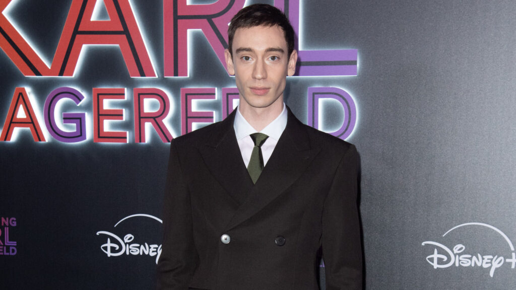 Théodore Pellerin te parle de son rôle dans Becoming Karl Lagerfeld