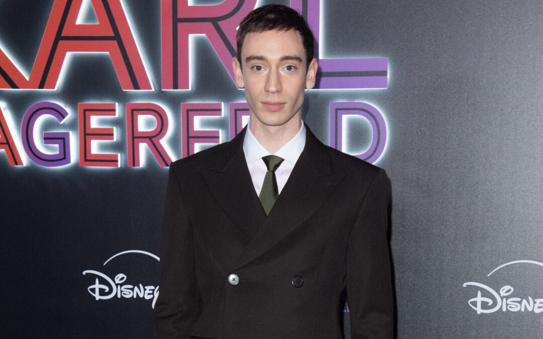 Théodore Pellerin te parle de son rôle dans Becoming Karl Lagerfeld