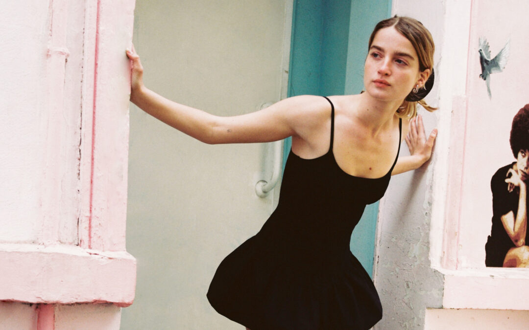 Mais qui est Adèle Farine, jeune actrice, artiste et mannequin ?