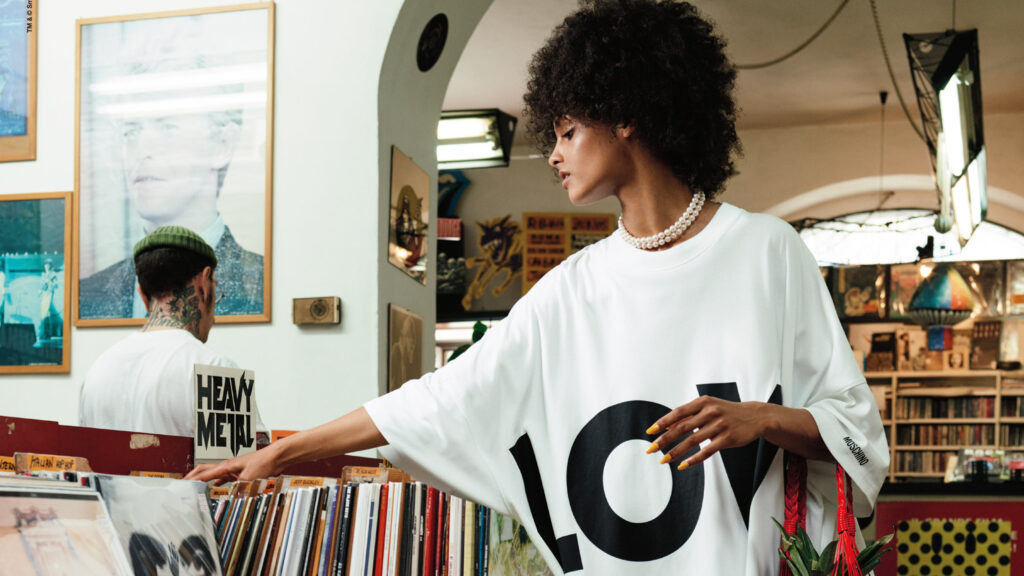 Adrian Appiolaza joue à cache-cache pour sa première campagne Moschino