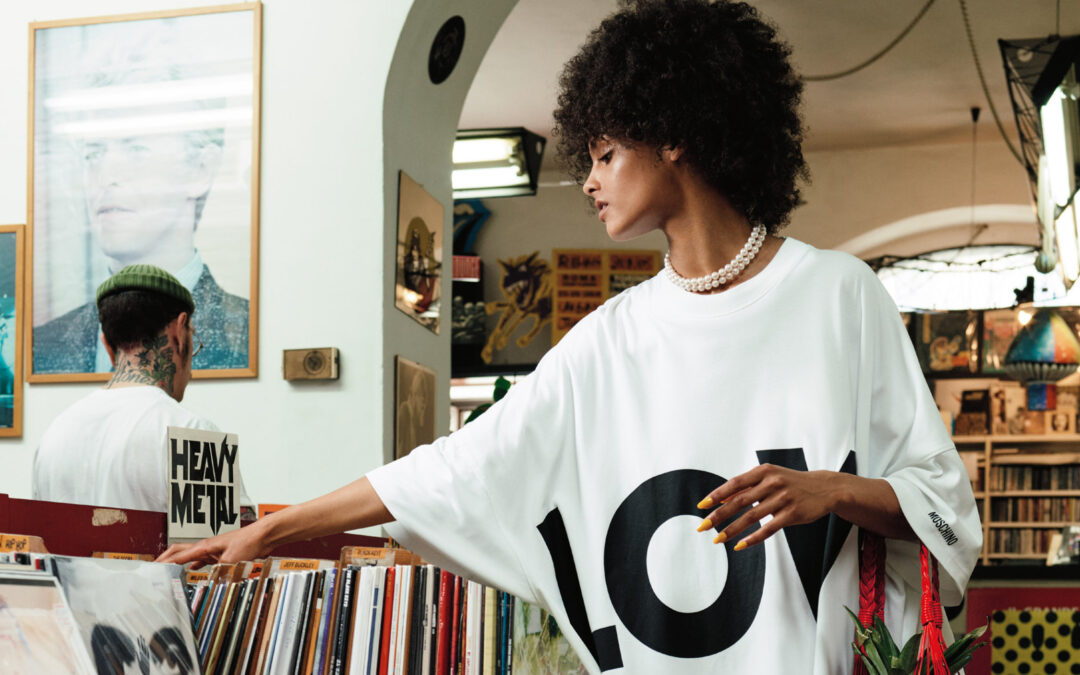 Adrian Appiolaza joue à cache-cache pour sa première campagne Moschino