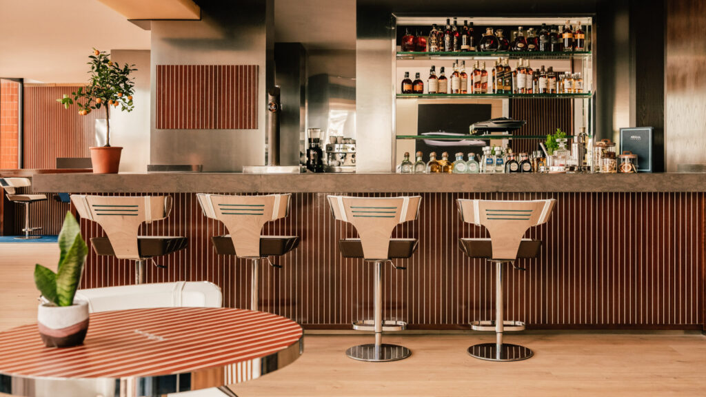 Glamour vintage et soleil au zénith : le Riva Lounge s’installe à Majorque