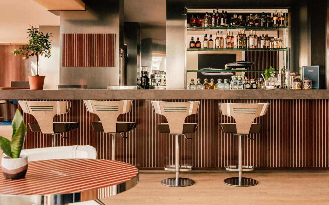 Glamour vintage et soleil au zénith : le Riva Lounge s’installe à Majorque