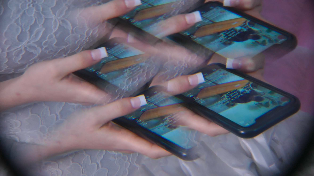 « Je serai jamais parfaite : selfie et chirurgie  » : une immersion intime dans le monde des filles signée Mila Kiss